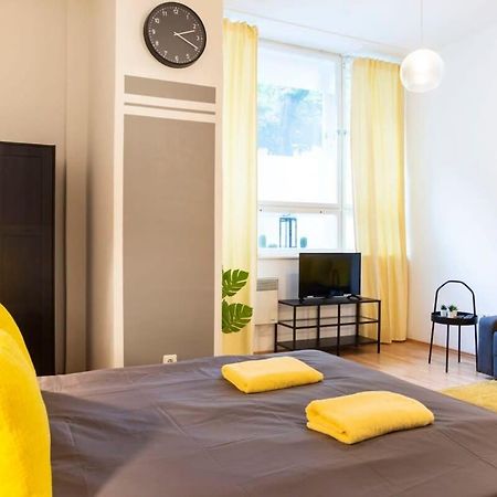 Cozy 2 Room Apartment Next To Hermannstrasse Берлин Екстериор снимка