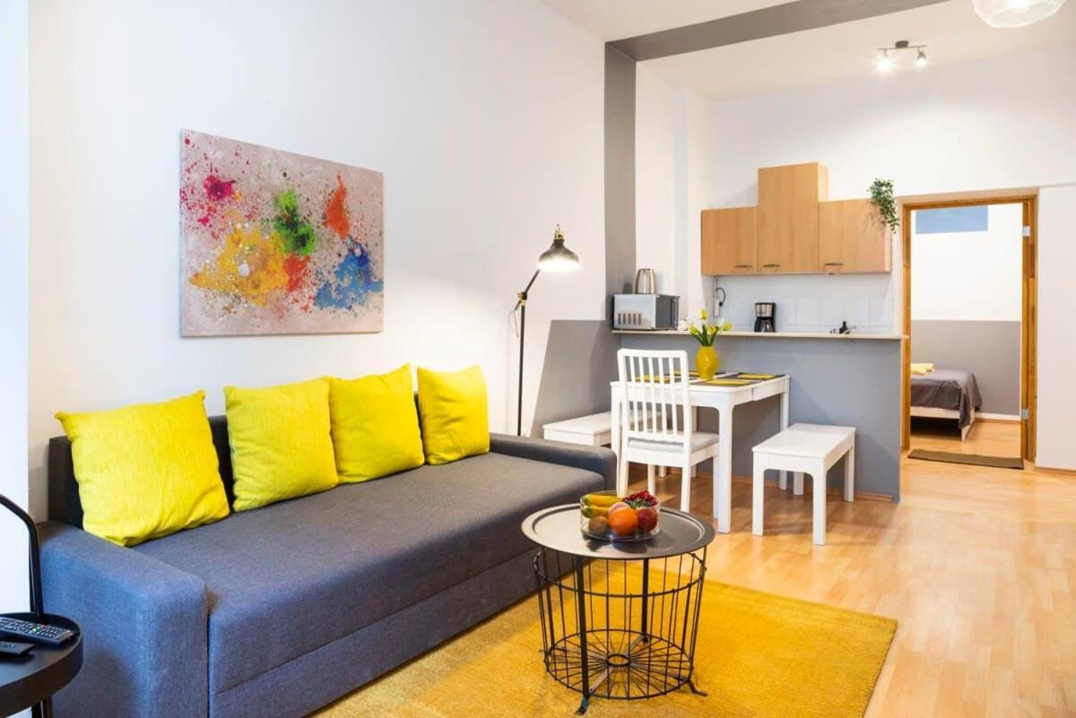 Cozy 2 Room Apartment Next To Hermannstrasse Берлин Екстериор снимка