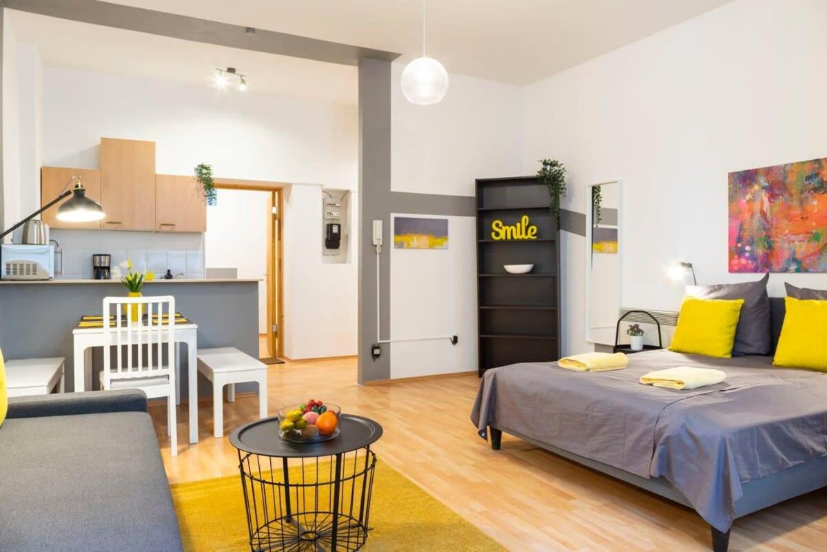 Cozy 2 Room Apartment Next To Hermannstrasse Берлин Екстериор снимка