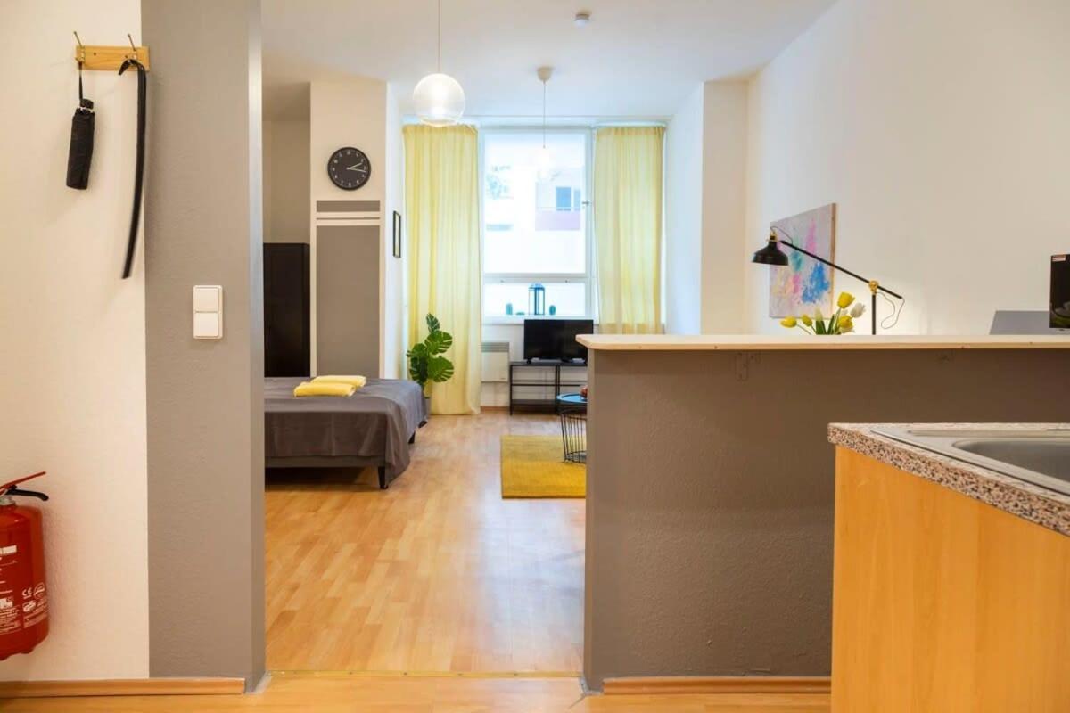 Cozy 2 Room Apartment Next To Hermannstrasse Берлин Екстериор снимка