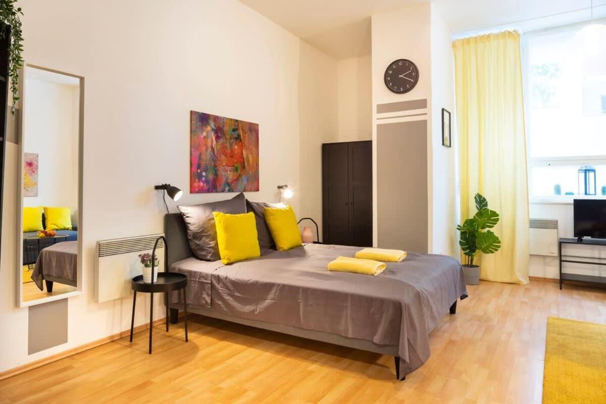 Cozy 2 Room Apartment Next To Hermannstrasse Берлин Екстериор снимка
