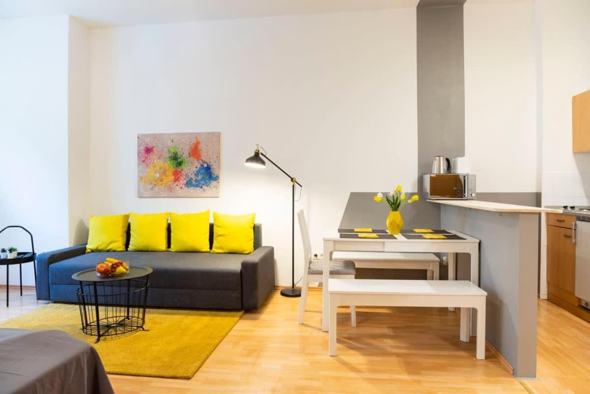Cozy 2 Room Apartment Next To Hermannstrasse Берлин Екстериор снимка