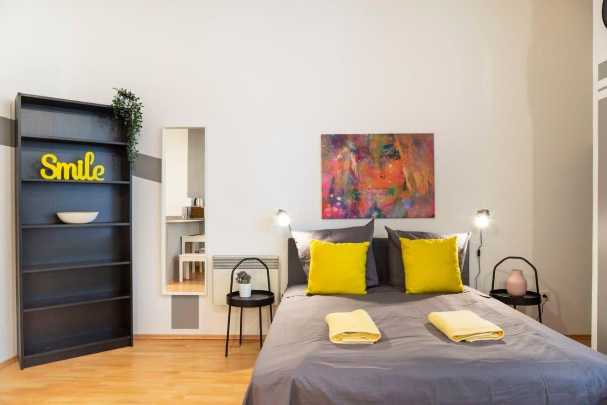 Cozy 2 Room Apartment Next To Hermannstrasse Берлин Екстериор снимка