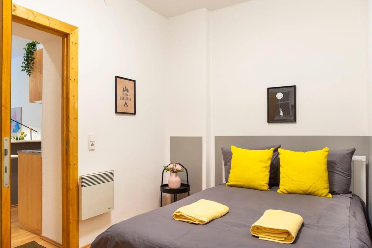 Cozy 2 Room Apartment Next To Hermannstrasse Берлин Екстериор снимка