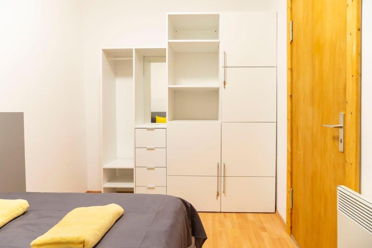 Cozy 2 Room Apartment Next To Hermannstrasse Берлин Екстериор снимка