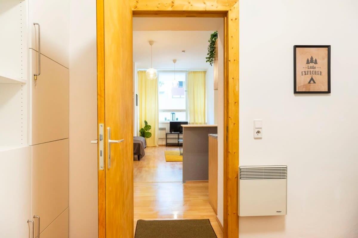Cozy 2 Room Apartment Next To Hermannstrasse Берлин Екстериор снимка