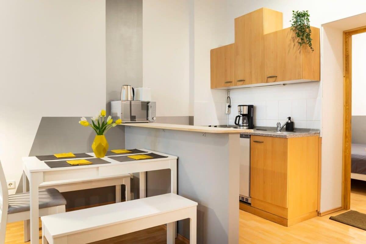 Cozy 2 Room Apartment Next To Hermannstrasse Берлин Екстериор снимка