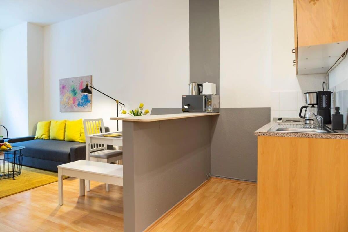 Cozy 2 Room Apartment Next To Hermannstrasse Берлин Екстериор снимка